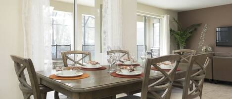 House, Multiple Beds (amazing 6 bedrs 5 bths Paradise Palms) | In-room dining