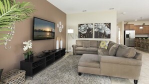 Una sala de estar con sofá, televisor y objetos decorativos.