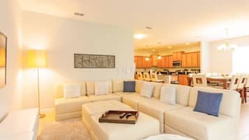 منزل - عدة أسرّة (PARADISE PALMS 6 bedroom IN KISSIMMEE) | منطقة المعيشة | تلفزيون، ألعاب فيديو