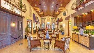 منزل - عدة أسرّة (PARADISE PALMS 6 bedroom IN KISSIMMEE) | منطقة الجلوس في الردهة