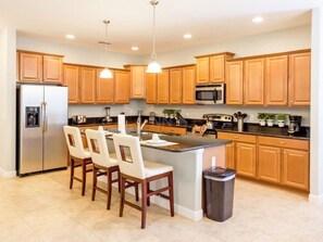Nhà, nhiều giường (PARADISE PALMS 6 bedroom IN KISSIMMEE) | Bếp riêng | Tủ lạnh, lò vi sóng, bếp nấu, máy rửa bát 