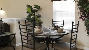 อพาร์ทเมนท์, หลายเตียง (3 Beds TOWNHOUSE super close DISNEY(3) | บริการอาหารในห้องพัก