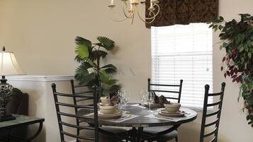 Apartment, Multiple Beds (3 Beds TOWNHOUSE super close DISNEY(3) | In-room dining