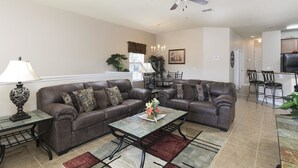 อพาร์ทเมนท์, หลายเตียง (3 Beds TOWNHOUSE super close DISNEY(3) | บริเวณนั่งเล่น