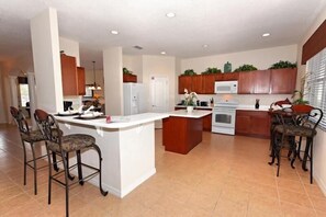 House, Multiple Beds (110 ESSPL Wonderful 5 bedrooms near D) | Private kitchen | Fridge, microwave, stovetop, dishwasher