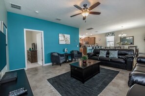 Maison, plusieurs lits (Champions Gate Luxury 5  Bedroom Reso) | Coin séjour | Télévision