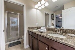Casa, varias camas (Champions Gate Luxury 5 Bedroom Reso) | Lavabo en el baño