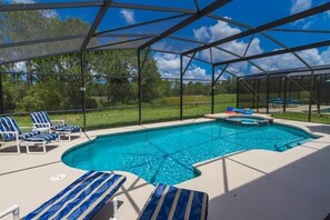 Une piscine extérieure couverte, dotée de chaises longues et d’un jacuzzi.