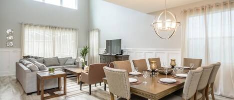 Ferienhaus, Mehrere Betten (Amazing NEW 5 Bedrooms CHAMPIONS GATE) | Wohnbereich | Fernseher