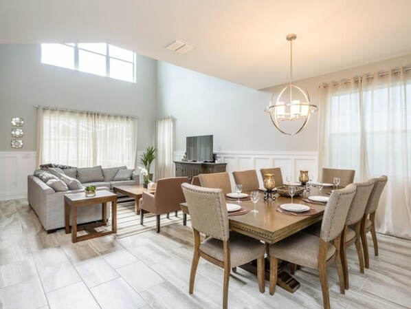 Talo, useita sänkyjä (Amazing NEW 5 Bedrooms CHAMPIONS GATE) | Oleskelualue | Televisio