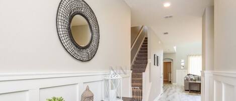 Ferienhaus, Mehrere Betten (Amazing NEW 5 Bedrooms CHAMPIONS GATE) | Flur