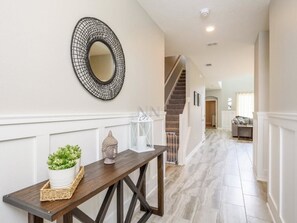 Talo, useita sänkyjä (Amazing NEW 5 Bedrooms CHAMPIONS GATE) | Käytävä