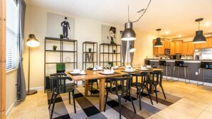 Una cocina moderna con armarios de madera, una isla central e iluminación colgante.