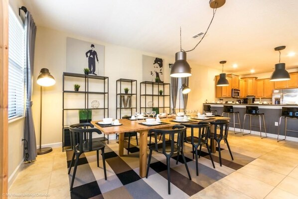 Casa, varias camas (1474RF Champions Gate 9  Bedroom 5 Ba) | Servicio a la habitación