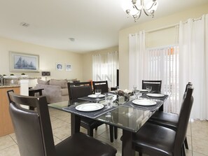 Apartamento, várias camas (Amazing 4 Bedrs Paradise Palms 4PPT30) | Opções para refeição no quarto