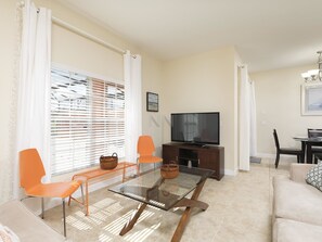 Departamento, varias camas (Amazing 4 Bedrs Paradise Palms 4PPT30) | Área de sala de estar | Televisión
