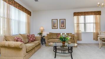 Rumah, Beberapa Tempat Tidur (113BLL Disney 5 Bedroom Pool Home Wit) | Area keluarga | TV dan buku
