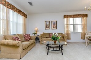 單棟房屋, 多張床 (113BLL Disney 5 Bedroom Pool Home Wit) | 客廳 | 電視、書籍