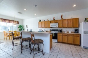 Hus - flera sängar (113BLL Disney 5 Bedroom Pool Home Wit) | Eget kök | Kylskåp, mikrovågsugn, spishäll och diskmaskin