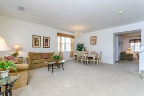 Talo, useita sänkyjä (113BLL Disney 5 Bedroom Pool Home Wit) | Oleskelualue | Televisio, kirjoja