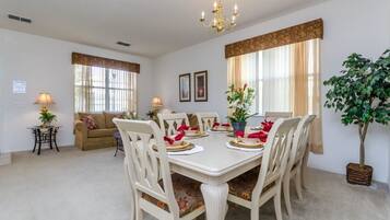 Rumah, Beberapa Tempat Tidur (113BLL Disney 5 Bedroom Pool Home Wit) | Makan di kamar