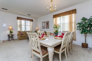 Casa, letti multipli (113BLL Disney 5 Bedroom Pool Home Wit) | Pasti in camera