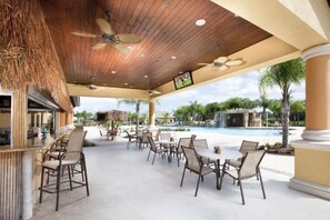Casa, varias camas (PARADISE PALMS 6 bedrooms 5 baths bes) | Bar junto a la piscina