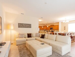 獨棟房屋, 多張床 (PARADISE PALMS 6 bedrooms 5 baths bes) | 起居區 | 電視、電玩遊戲