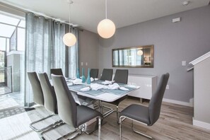 Apartment, Multiple Beds (1203LR BEAUTIFUL TOWNHOME CLOSE TO DI) | In-room dining
