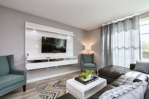 Apartment, Multiple Beds (1203LR BEAUTIFUL TOWNHOME CLOSE TO DI) | Living area