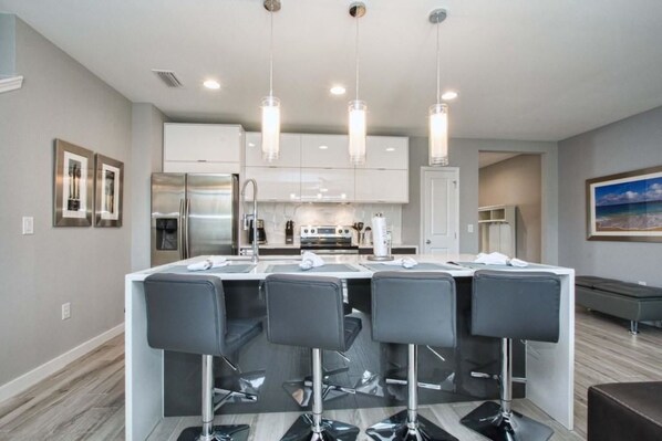 Apartment, Multiple Beds (1203LR BEAUTIFUL TOWNHOME CLOSE TO DI) | In-room dining