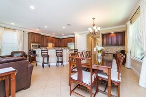 Ferienhaus, Mehrere Betten (1041CP Amazing Reunion Resort Golf Co) | Essbereich im Zimmer