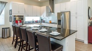 บ้านพัก, หลายเตียง (DISNEY REUNION RESORT IN KISSIMMEE () | ครัวส่วนตัว | เครื่องชงกาแฟ/ชา, ตู้เย็น, ไมโครเวฟ, เตาประกอบอาหาร