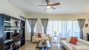 บ้านพัก, หลายเตียง (DISNEY REUNION RESORT IN KISSIMMEE () | บริเวณนั่งเล่น | ทีวี, เครื่องพิมพ์