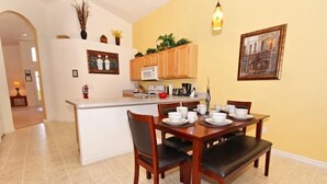 Maison, plusieurs lits (1112 SA AMAZING 4 bedrooms 3 baths NE) | Restauration dans la chambre