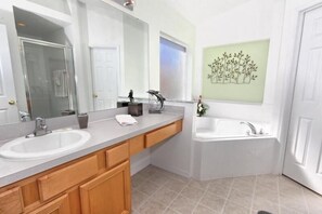 Casa, varias camas (1112 SA AMAZING 4 bedrooms 3 baths NE) | Baño | Secadora de cabello 