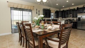 Nhà, nhiều giường (Champions Gate Luxury 6 Bedroom 1422M) | Khu vực ăn uống tại phòng