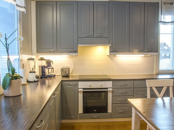 Fridge, microwave, dishwasher, cookware/dishes/utensils