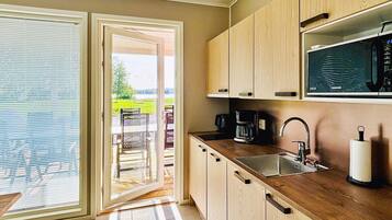 Frigorifero, microonde, lavastoviglie, pentole/stoviglie/utensili