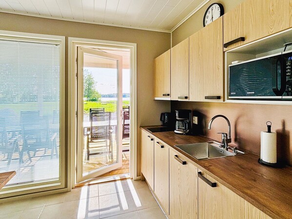 Frigorifero, microonde, lavastoviglie, pentole/stoviglie/utensili