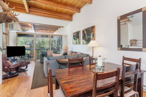 Smart-TV, peis, DVD-spiller og stereoanlegg