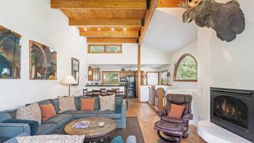 Smart TV, chimenea, reproductor de DVD y estéreo