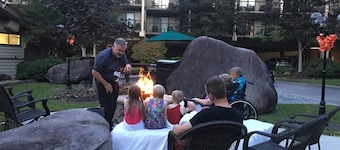 SMOKIIES  Master Suite w/Whirlpl, Queen w/btrm, 2 twin Lofts 