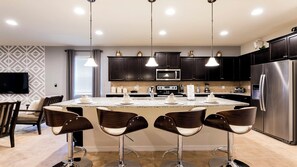 Køleskab, mikrobølgeovn, ovn, kogeplade