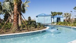 Una piscina al aire libre, una piscina climatizada