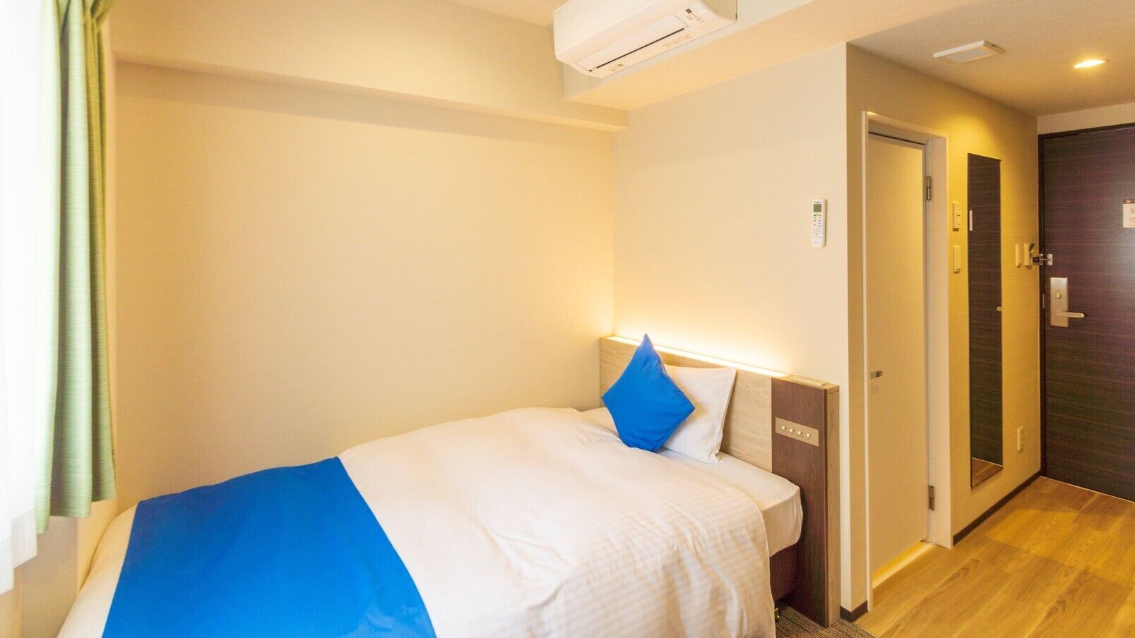 1 bedroom, down duvets, desk, blackout curtains