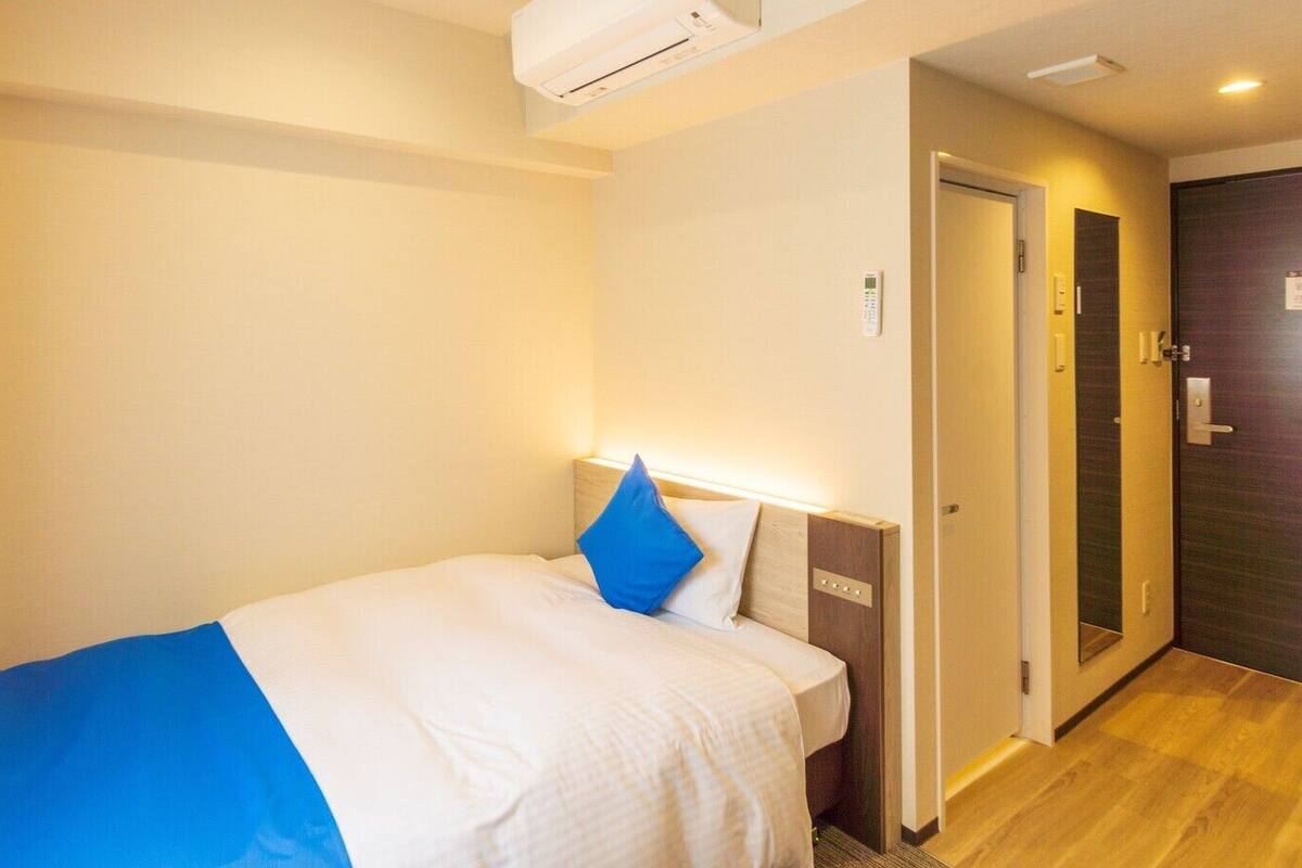 1 bedroom, down duvets, desk, blackout curtains