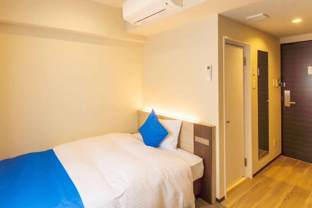 1 bedroom, down comforters, desk, blackout drapes