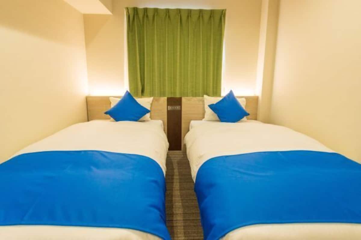 1 bedroom, down comforters, desk, blackout drapes