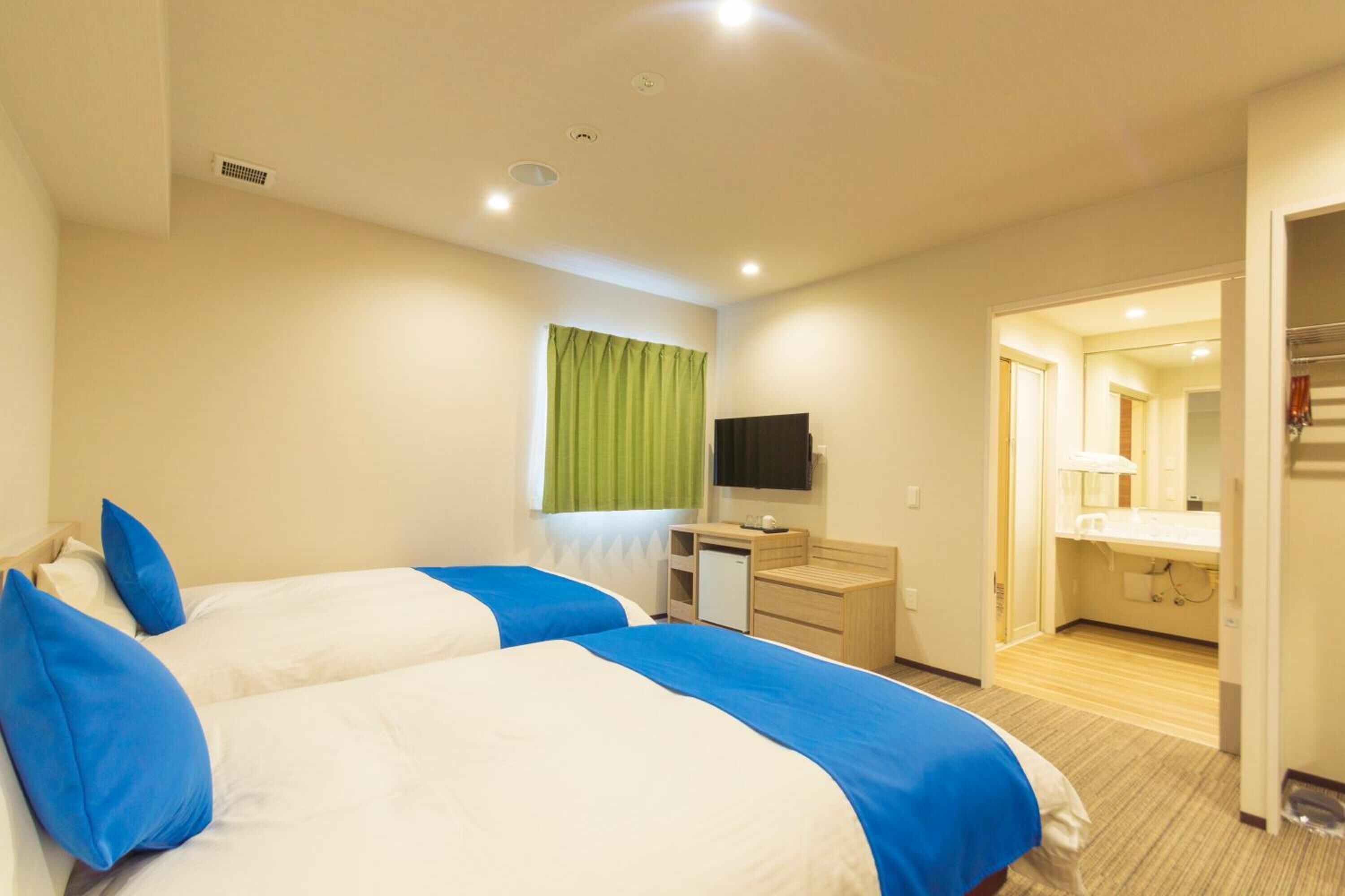 1 bedroom, down duvets, desk, blackout curtains